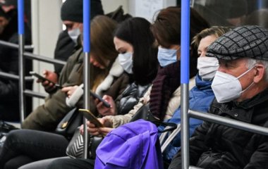 Лікар запропонувала способи захисту від пасажирів, що чхають, у транспорті