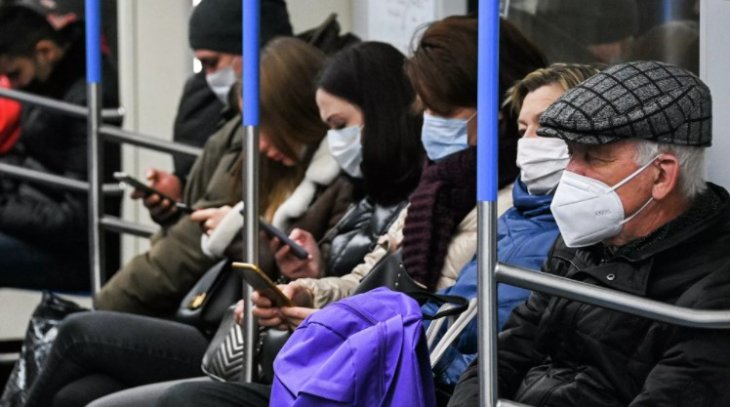 Лікар запропонувала способи захисту від пасажирів, що чхають, у транспорті