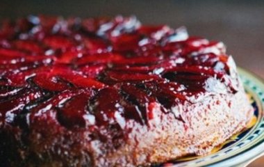 Неймовірно смачна випічка до чаю: рецепт пирога зі сливами