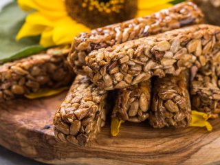 Как сделать хрустящие домашние козинаки: простой рецепт