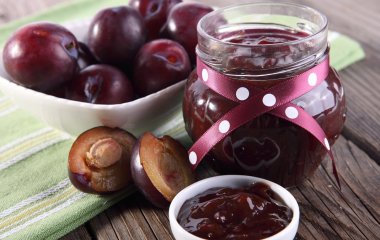 Смачні сливи в маринаді з рому та спецій: простий рецепт без зайвих проблем