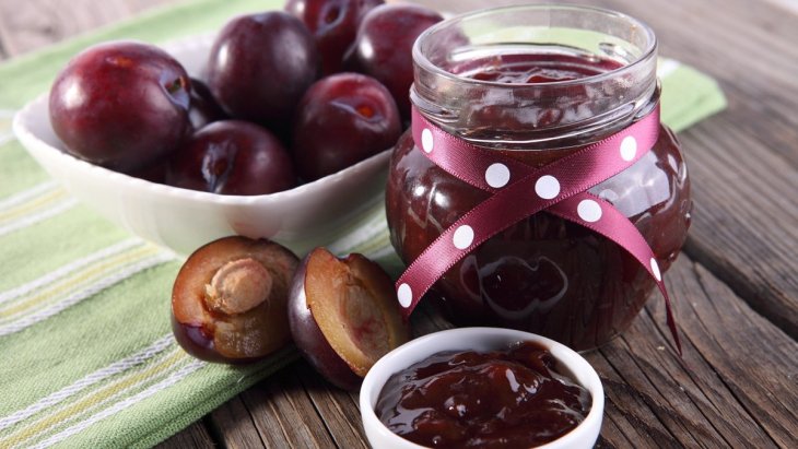 Смачні сливи в маринаді з рому та спецій: простий рецепт без зайвих проблем