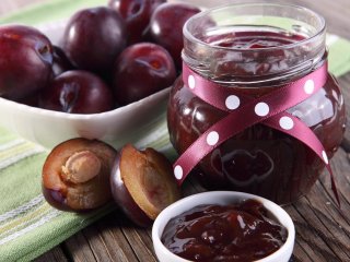 Смачні сливи в маринаді з рому та спецій: простий рецепт без зайвих проблем