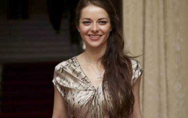 Марина Александрова в белом платье отправилась к морю