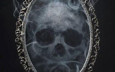 Чи потрібно завішувати дзеркала в домі, коли хтось помер
