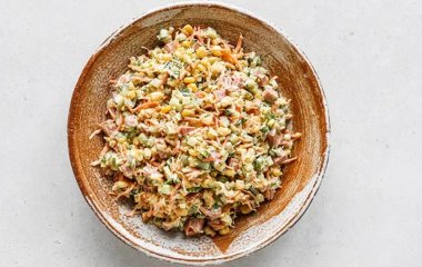 Салат із копченою ковбасою та корейською морквою: рецепт смачної та ситної страви