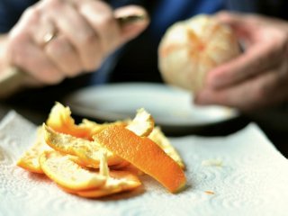 Что делать с апельсиновыми шкурками: 3 неожиданных варианта использования в быту