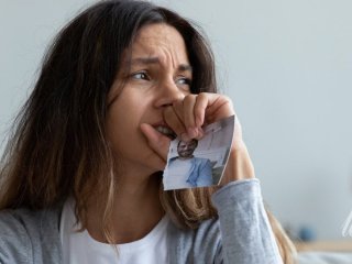 Вдаєте, що все добре, хоча всередині хочеться плакати: до чого призводить придушення емоцій