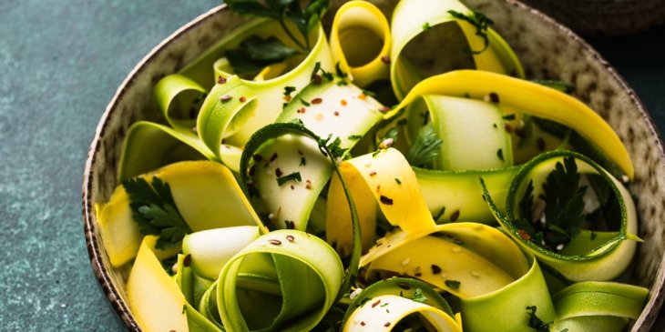 Літній салат з кабачками — чудове доповнення до будь-якої вечері