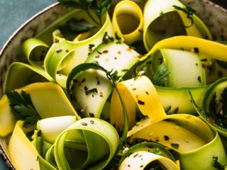 Літній салат з кабачками — чудове доповнення до будь-якої вечері