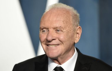 Помітно схудлий Ентоні Гопкінс стривожив своїм виглядом у 88 років і показався в обіймах дружини