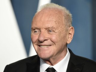 Помітно схудлий Ентоні Гопкінс стривожив своїм виглядом у 88 років і показався в обіймах дружини