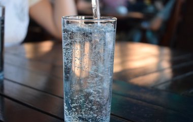 Дієтолог пояснив, чому краще пити бутильовану воду замість водопровідної