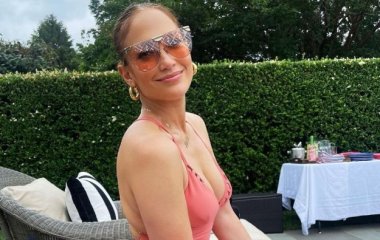 53-летняя Дженнифер Лопес в купальнике ошеломила подтянутым телом и пышным бюстом