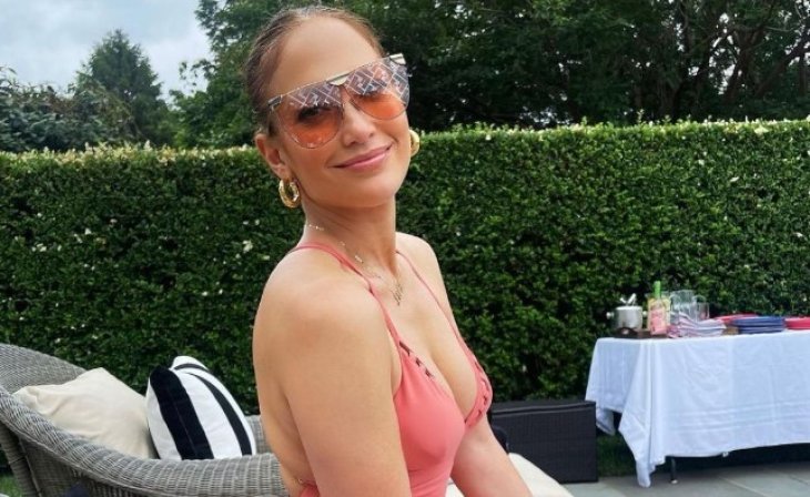 53-летняя Дженнифер Лопес в купальнике ошеломила подтянутым телом и пышным бюстом