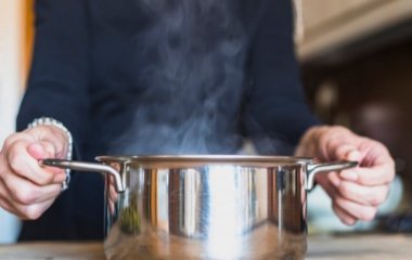 Пригоріла каструля? Дізнайтеся, як вирішити цю проблему лише за кілька секунд