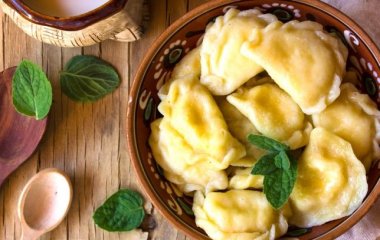 Постные вареники с жареной квашеной капустой