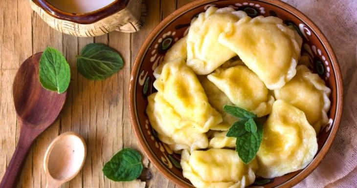 Постные вареники с жареной квашеной капустой