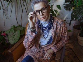 Тринадцять стрижок для тонкого волосся, які неймовірно пасують жінкам після 50 років