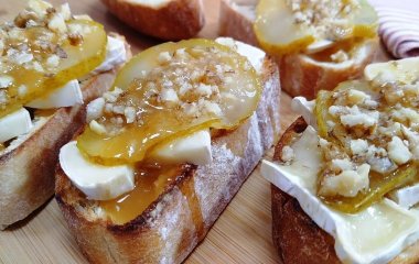 Запеченный камамбер с карамелизированной грушей: очень простой рецепт