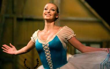 Анастасия Волочкова релаксирует в балетном зале