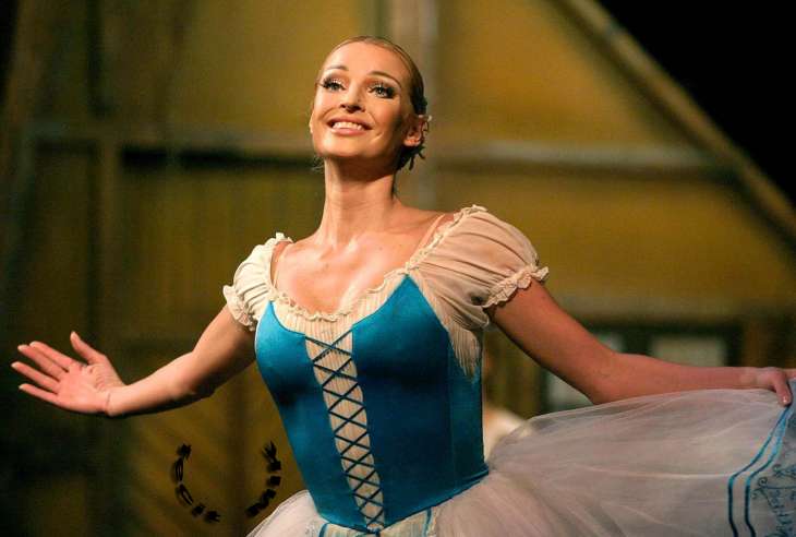 Анастасия Волочкова релаксирует в балетном зале
