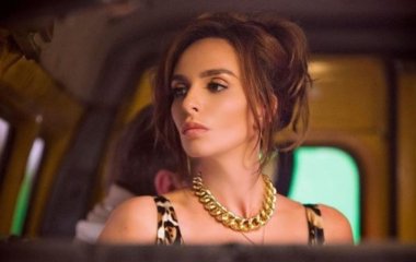 Екатерина Варнава позировала в фиолетовом костюме