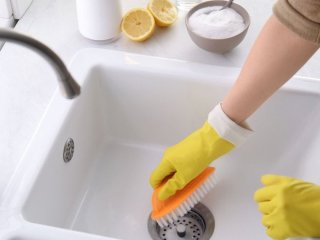 Як раз і назавжди позбутися засмічення труб та смороду з раковини: сантехніки розкрили свій секрет