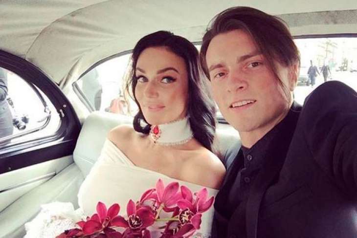 Алена Водонаева официально подала на развод с мужем