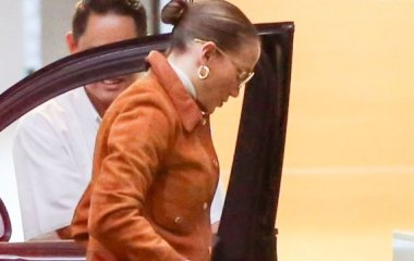 В мини-юбке и на каблуках: Дженнифер Лопес заметили в наряде цвета карамели