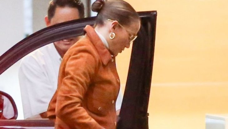 В мини-юбке и на каблуках: Дженнифер Лопес заметили в наряде цвета карамели