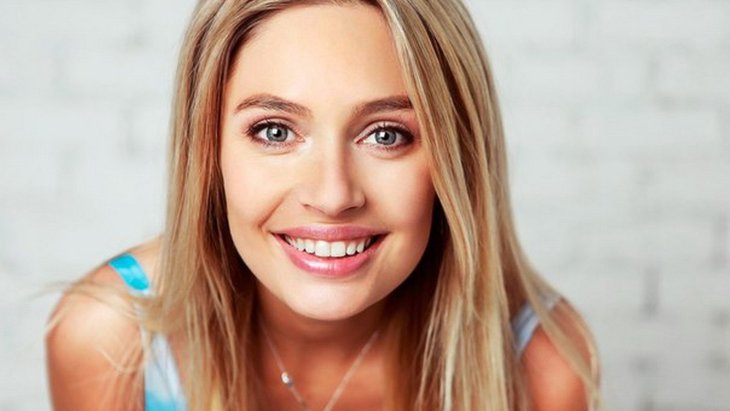 Наталья Рудова показала стройную фигуру в белом топе-бандо