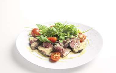 Салат из кабачков, анчоусов и каперсов с перепелиными яйцами