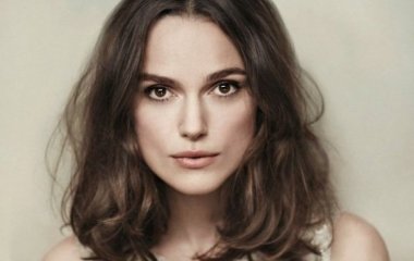 Кира Найтли блистала в платье-плиссе на вечеринке «Harper's Bazaar»