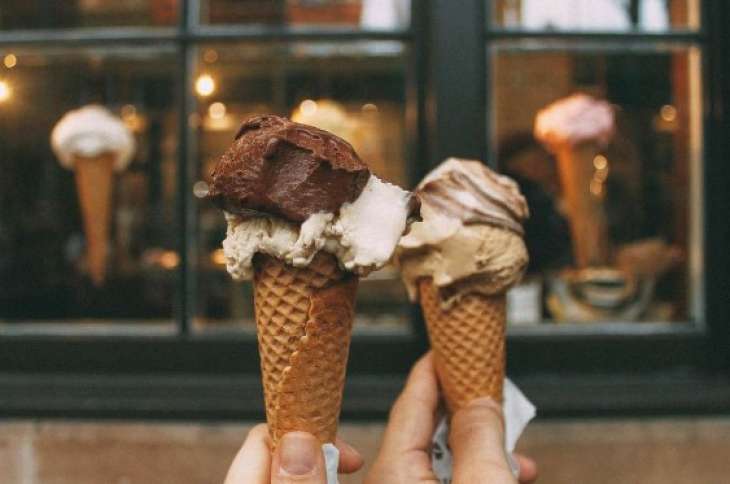 Не покупайте летом: эксперты назвали самое опасное мороженое
