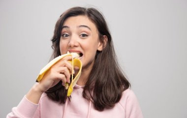Негативно влияет на организм: кому нужно отказаться от бананов