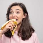 Негативно влияет на организм: кому нужно отказаться от бананов