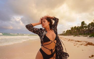 Настя Каменских поразила фигурой в полупрозрачном платье с вышивкой