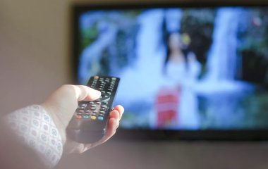 Названа ідеальна їжа для перегляду телевізора