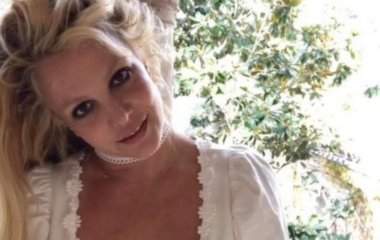 Бритни Спирс сняла лифчик в ответ на совет врачей сделать пластику