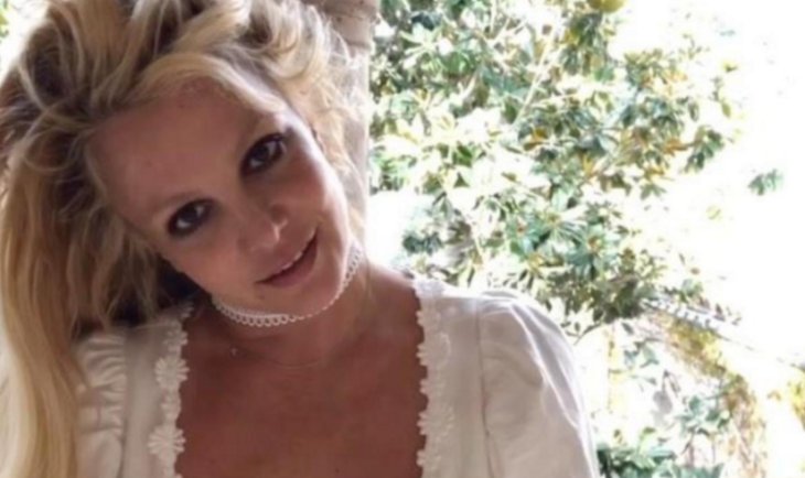 Бритни Спирс сняла лифчик в ответ на совет врачей сделать пластику