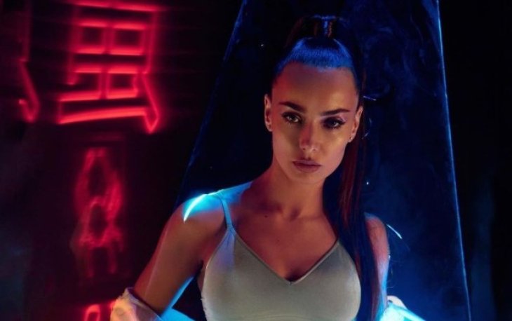 Ксения Мишина похвасталась упругими ягодицами и плоским животиком в купальнике