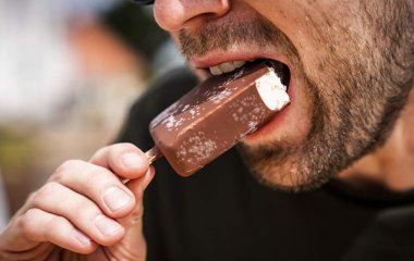 Лікар розвіяв міф про лікування болю у горлі морозивом