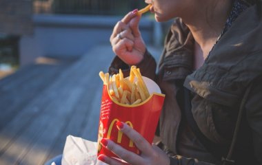 Стало відомо, що калорійне харчування жінки може стати причиною ожиріння її майбутньої дитини.