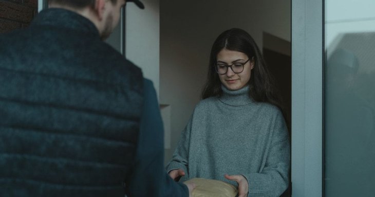 Не передавайте речі через поріг: звідки взявся цей давній забобон