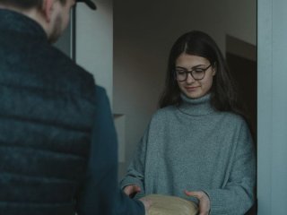 Не передавайте речі через поріг: звідки взявся цей давній забобон