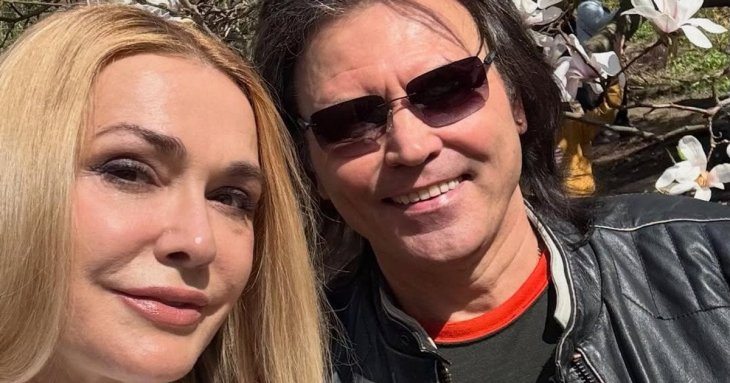 Ольга Сумська з чоловіком Борисюком похизувалася романтичною прогулянкою у саду магнолій