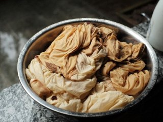 Чи потрібно замочувати одяг перед пранням: експерти розкрили, коли це дійсно необхідно, а коли можна обійтися без цього