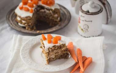 Морковный торт с глазурью с лимоном и кешью