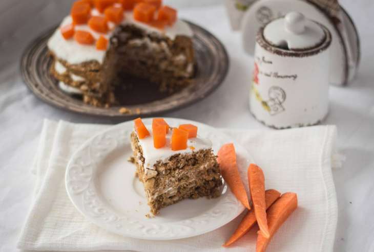 Морковный торт с глазурью с лимоном и кешью